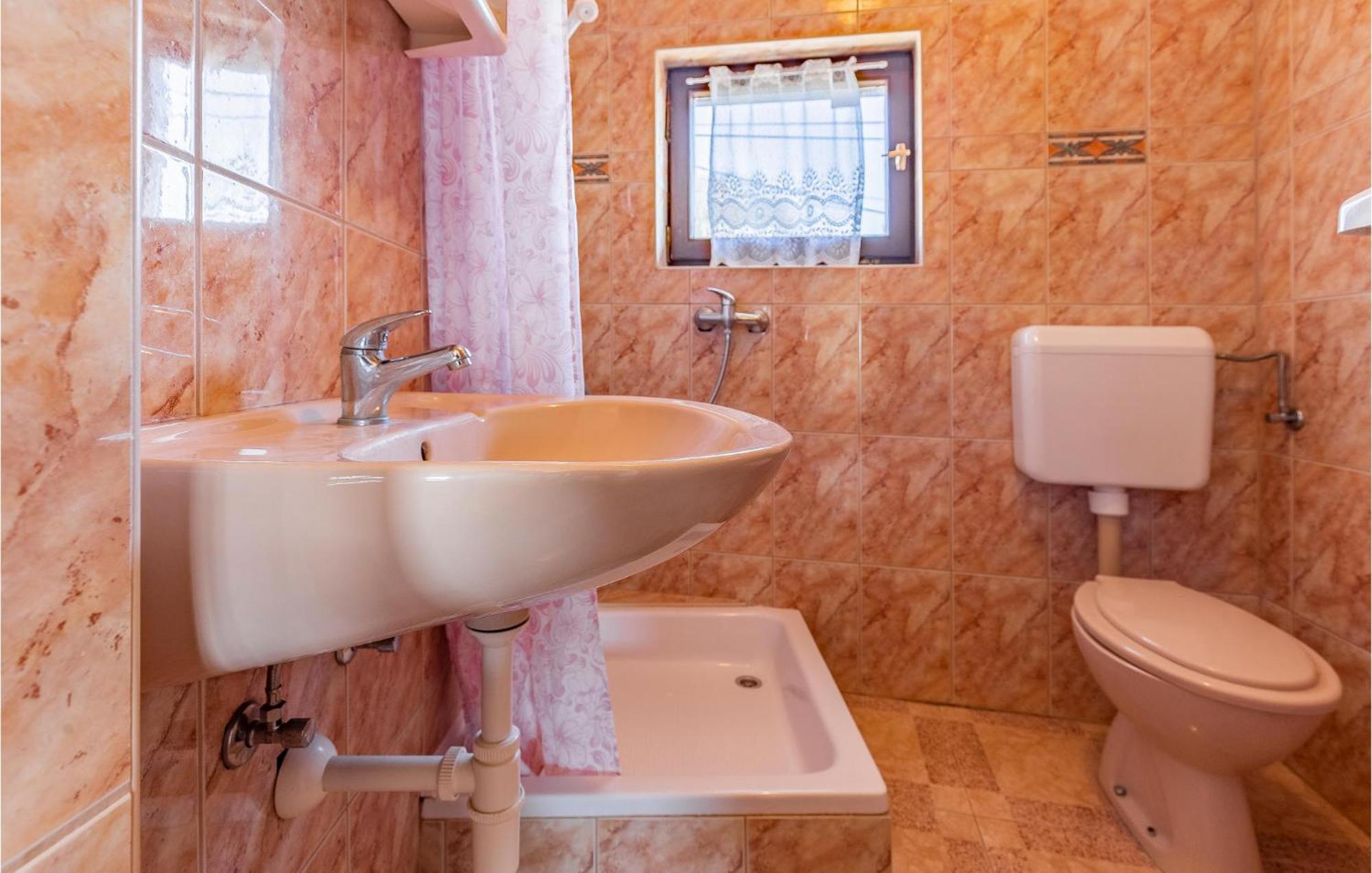1 Bedroom Awesome Apartment In Лижнян Экстерьер фото
